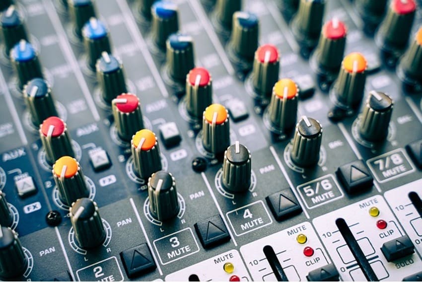 A Guide to Choosing the Right Commercial Audio-Visual System for Your Business